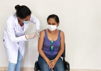 Profissionais da saúde do Hospital Regional de São Luís de Montes Belos são vacinados contra Covid-19