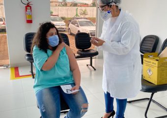 Profissionais do Hutrin recebem a primeira dose da vacina contra a Covid-19