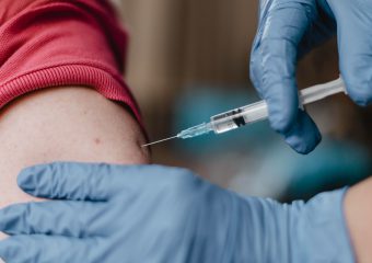 Infectologista do Hutrin alerta que cuidados contra Covid-19 devem ser mantidos mesmo depois da vacina