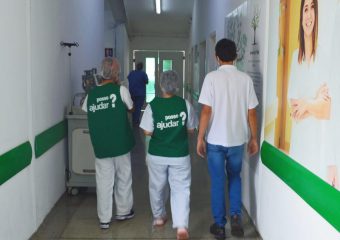 Colaboradores do “Posso Ajudar?” acolhem e acompanham pacientes no Hutrin