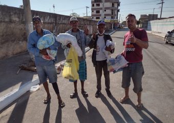Equipe de voluntários do HRF vai às ruas levar doações de roupas de frio
