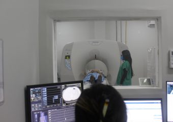 Instalação de tomógrafo, há um ano, ajuda pacientes do Hospital Estadual de Luziânia