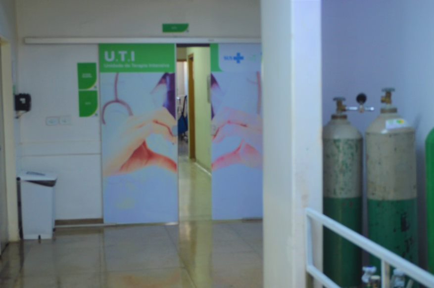 Sala da UTI do HESLMB com cilindro de oxigênio