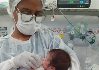 Hospital Estadual Centro-Norte Goiano utiliza método do copinho para amamentação de recém-nascidos
