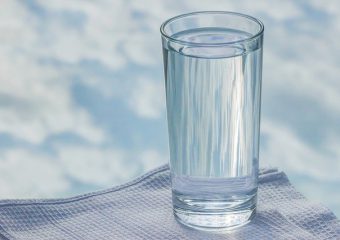 Beber água na quantidade recomendada ajuda a prevenir doenças graves, como cálculo renal