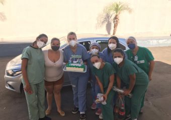 Paciente do HRSLMB que teve Covid-19 presenteia equipe da unidade com um bolo após alta