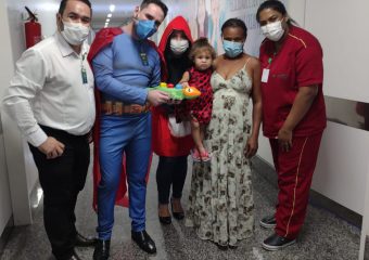 Crianças ganham fantasias de super-heróis ao receberem alta no Hospital Estadual do Centro-Norte Goiano