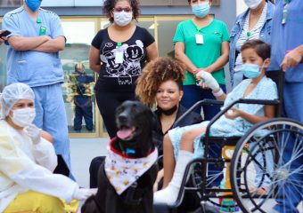 Hospital Estadual do Centro-Norte Goiano realiza sessões de Pet Terapia