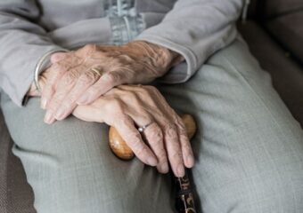 Hetrin alerta sobre prevenção de queda para idosos