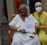 Momento lúdico para os idosos no Hospital Estadual de Trindade (Hetrin), unidade gerida pelo Instituto de Medicina, Estudos e Desenvolvimento (IMED)