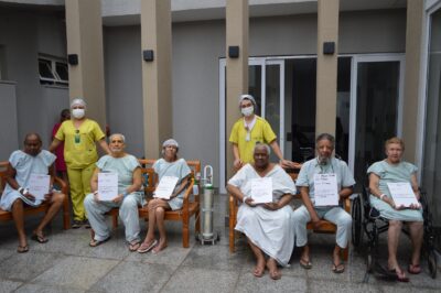 Momento lúdico para os idosos no Hospital Estadual de Trindade (Hetrin), unidade gerida pelo Instituto de Medicina, Estudos e Desenvolvimento (IMED)
