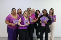 O roxo tomou conta da unidade hospitalar para o trabalho de abordagem com pacientes e colaboradores. (Foto: Alanis Meira/IMED)