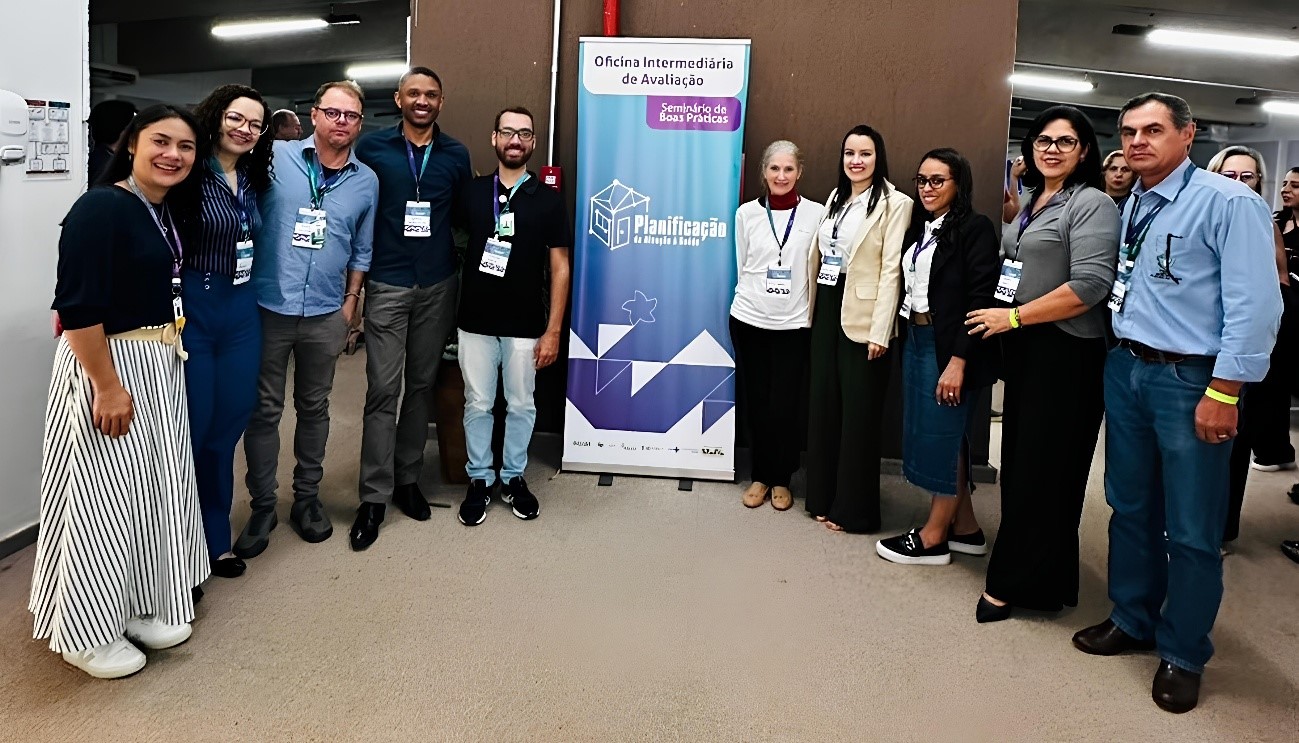 Representantes das Policlínicas de Formosa e Posse participam de seminário em Goiânia, destacando avanços e desafios da planificação da atenção à saúde, com foco em gestantes e crianças de alto risco.