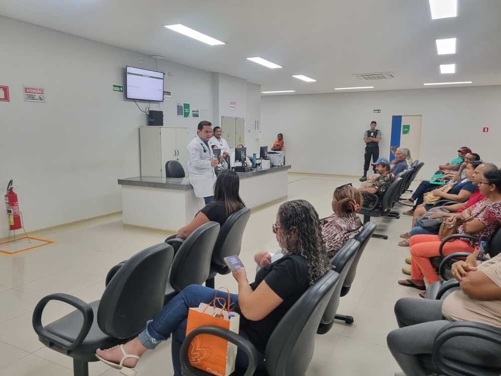 Palestra sobre insuficiência cardíaca na Policlínica Estadual de Posse, destacando prevenção e cuidados com a saúde cardiovascular.