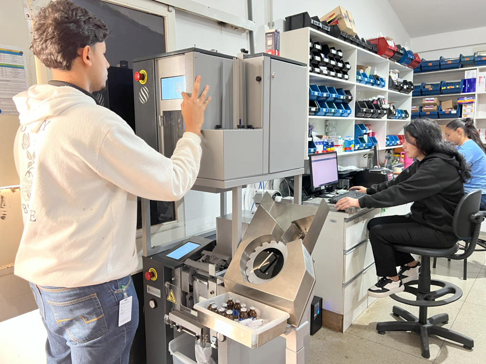 Máquina unitarizadora de medicamentos do Hospital Estadual e Trindade (Hetrin), garantindo qualidade no atendimento aos pacientes.