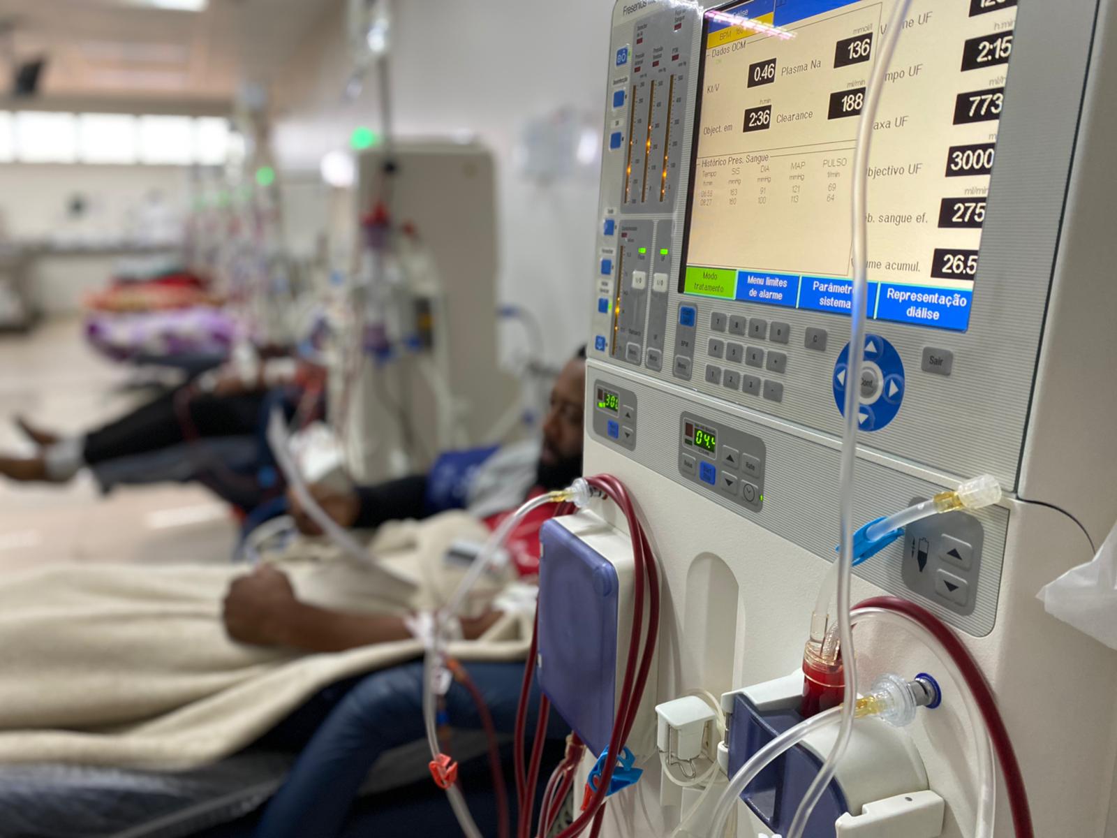 Pacientes da Policlínica de Formosa participam de atividades lúdicas durante sessões de hemodiálise, como parte das ações de humanização promovidas pela unidade.