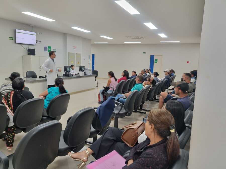 Palestra educativa sobre hepatites virais na Policlínica Estadual da Região Nordeste II – Posse, Goiás, destacando a importância da testagem e vacinação.