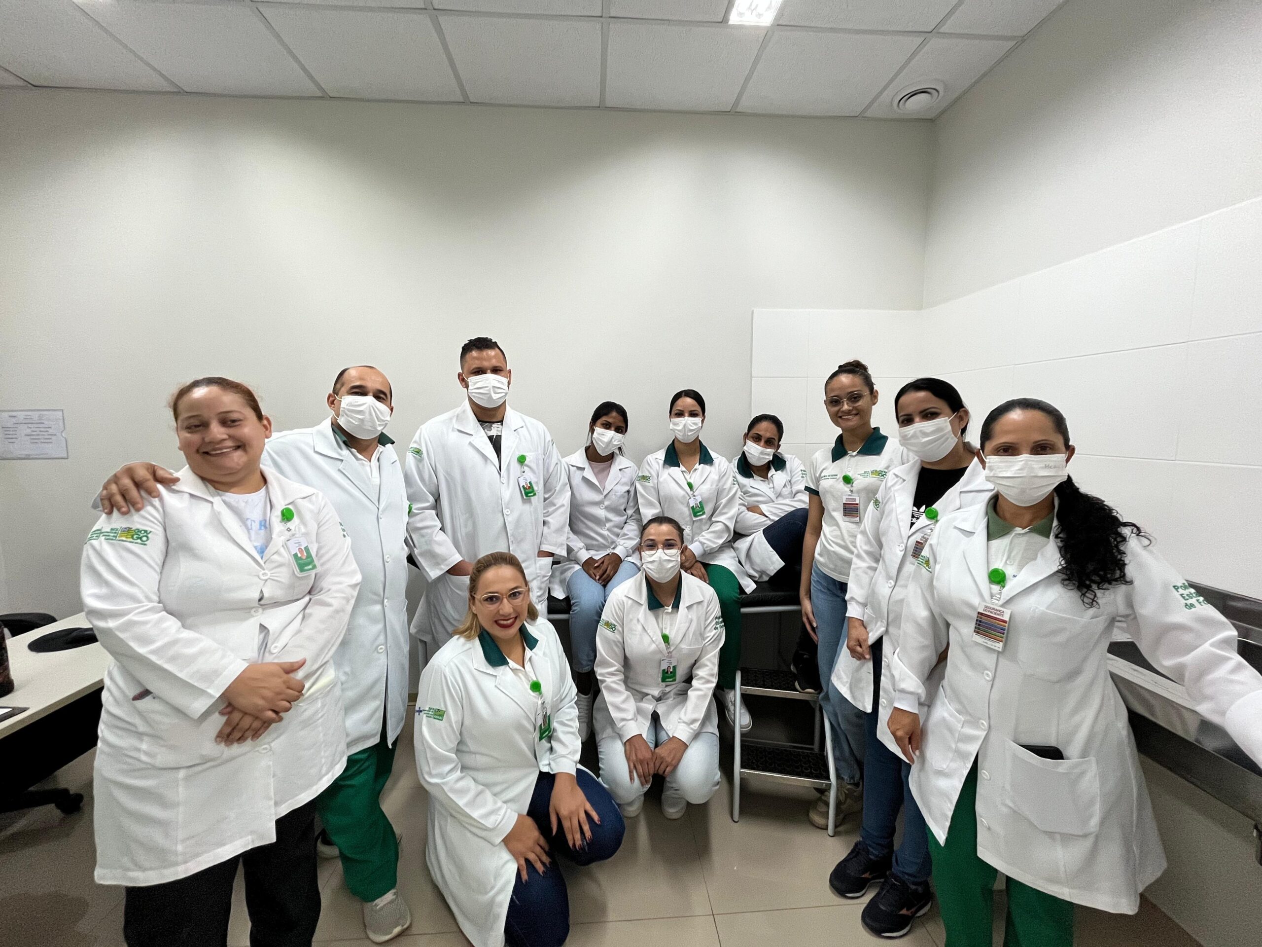 Enfermeiros da Policlínica de Formosa participam de capacitação prática sobre higiene das mãos, com foco na segurança do paciente e prevenção de infecções.