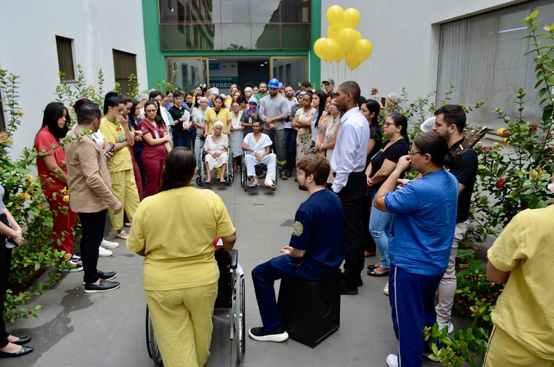 Ação do Instituto de Medicina, Estudos e Desenvolvimento - IMED em hospitais e policlínicas promove cuidados com saúde mental de colaboradores através de palestras, dinâmicas e apoio emocional.