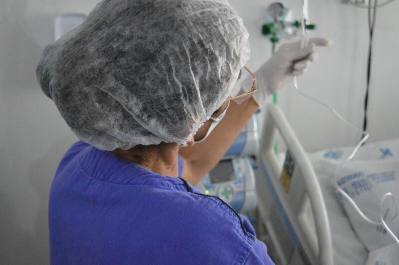 Durante o período de estiagem em Goiás, o Hospital Estadual de Formosa (HEF) reforça a importância dos cuidados com a saúde devido ao aumento das queimadas, que elevam os riscos de doenças respiratórias.