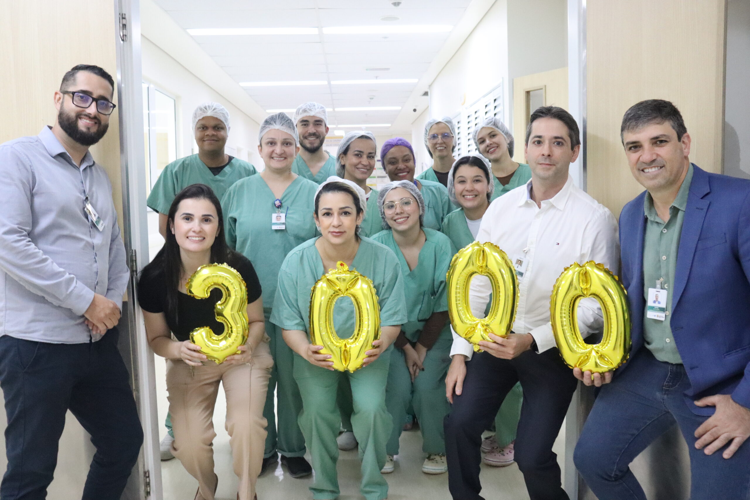 Profissionais das equipes médica, de enfermagem e administrativa do HMB durante ação no centro cirúrgico, em celebração à marca de 3 mil cirurgias ortopédicas eletivas realizadas pela unidade.