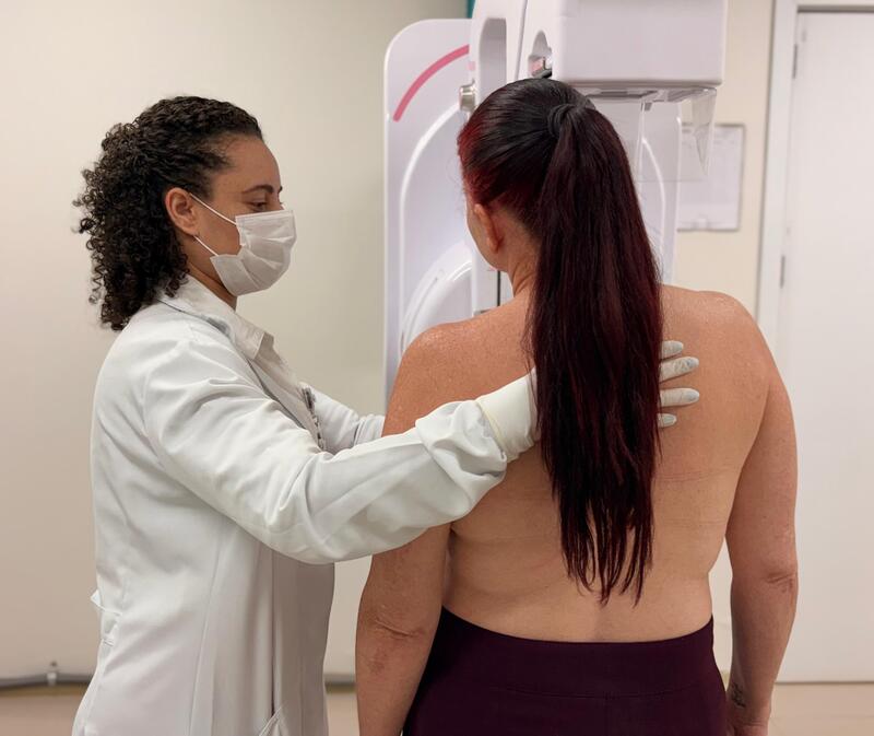 Mulheres participando do mutirão de mamografia na Policlínica de Formosa durante o Outubro Rosa. IMED
