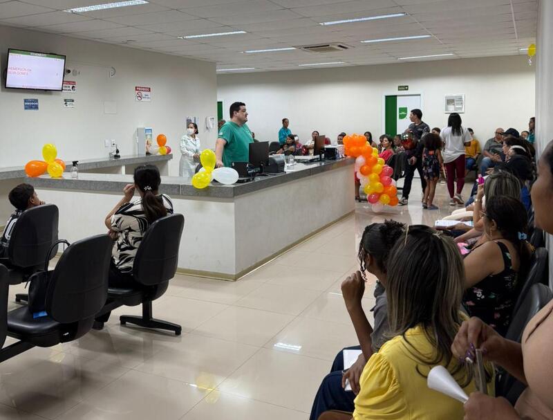 Ação educativa sobre saúde infantil na Policlínica Estadual da Região do Entorno, promovendo a importância da vacinação e alimentação saudável.