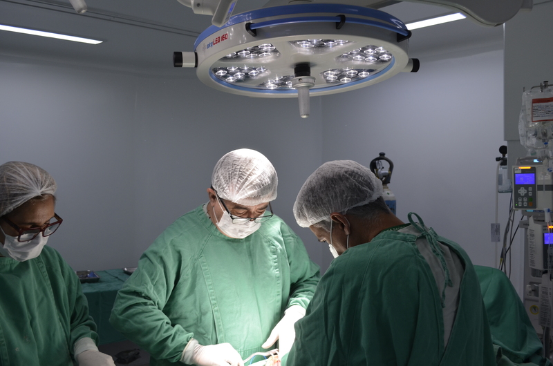 Imagem da equipe médica realizando captação de órgãos no Hospital Estadual do Centro-Norte Goiano (HCN). Unidade gerida pelo Instituto de Medicina, Estudos e Desenvolvimento (IMED)