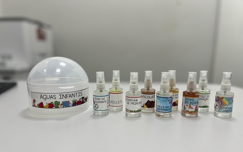 Criança escolhendo aroma para anestesia em ambiente hospitalar lúdico no Hospital Estadual de Trindade - HEF
