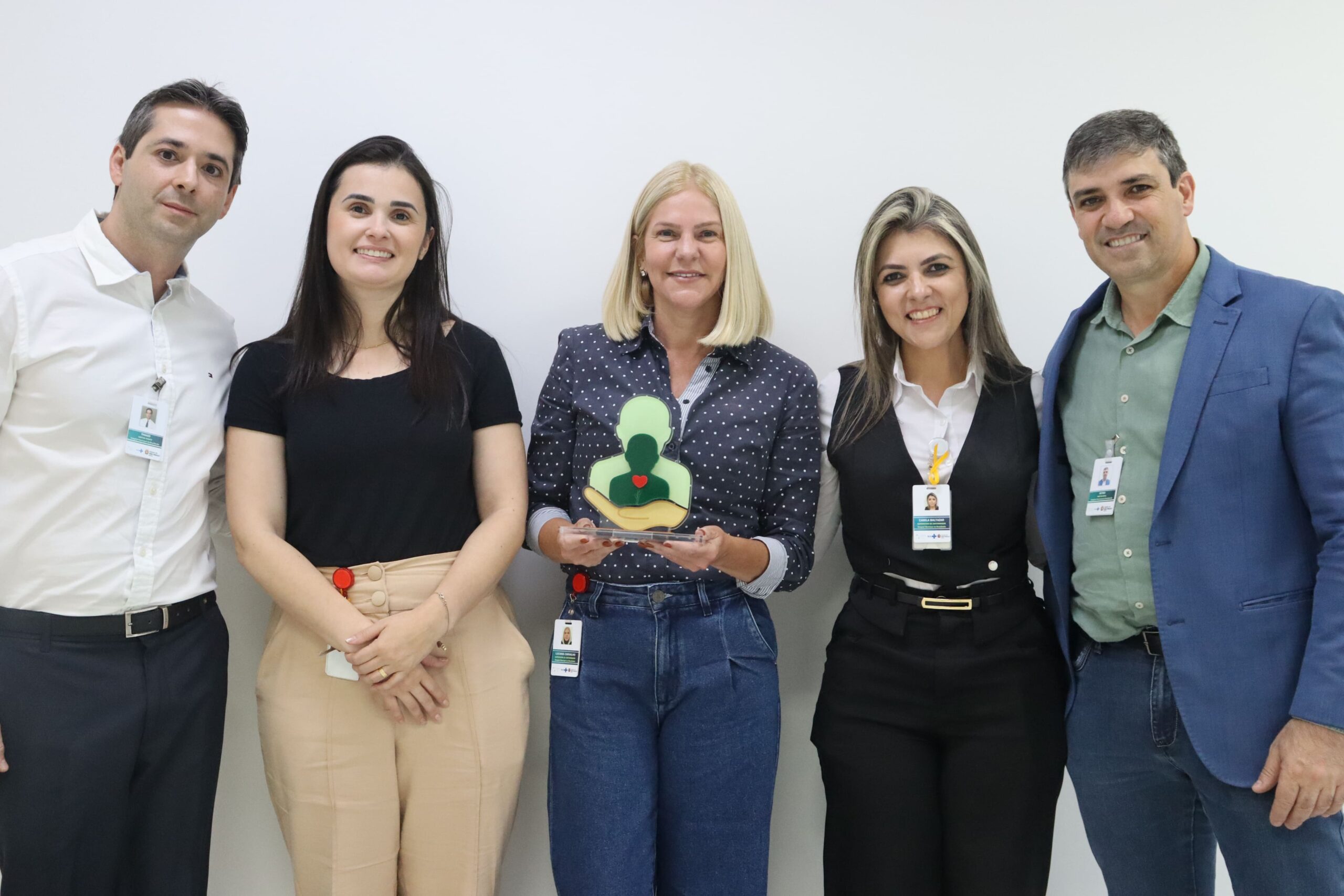 Diretoria e líderes do Hospital Municipal da Brasilândia seguram o prêmio recebido pelo reconhecimento estadual na doação de órgãos.