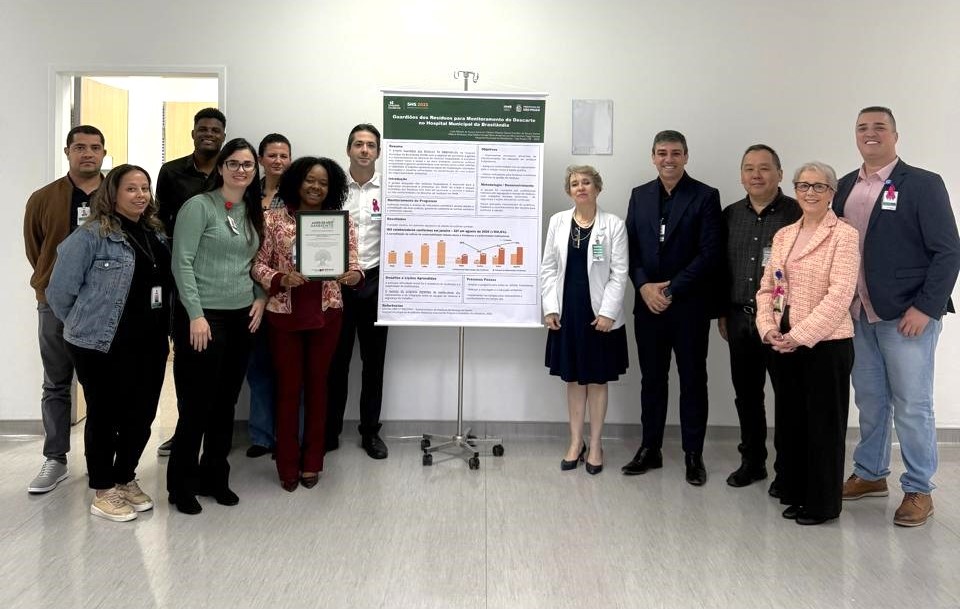 Representantes dos setores envolvidos no projeto e membros da diretoria do HMB posam juntos após o reconhecimento no Prêmio Amigo do Meio Ambiente.