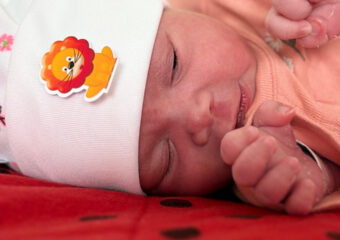 Recém-nascidos ganham toucas personalizadas em ação especial do HEF