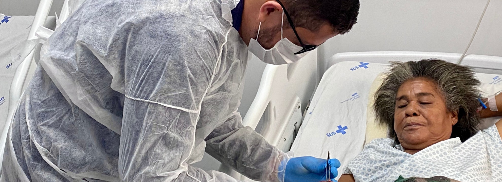 Enfermeiro estomaterapeuta do Hospital Estadual do Centro-Norte Goiano (HCN) cuidando de feridas em paciente diabético.