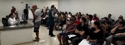 Palestra sobre câncer ocular na Policlínica Estadual da Região Nordeste II, destacando a importância da prevenção e diagnóstico precoce.
