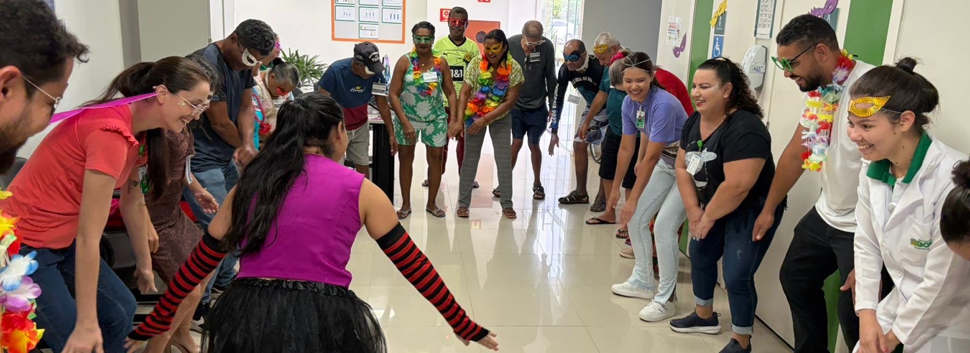 Ação de carnaval na Policlínica Estadual da Região Nordeste II – Posse promove alegria e saúde para pacientes em hemodiálise.
