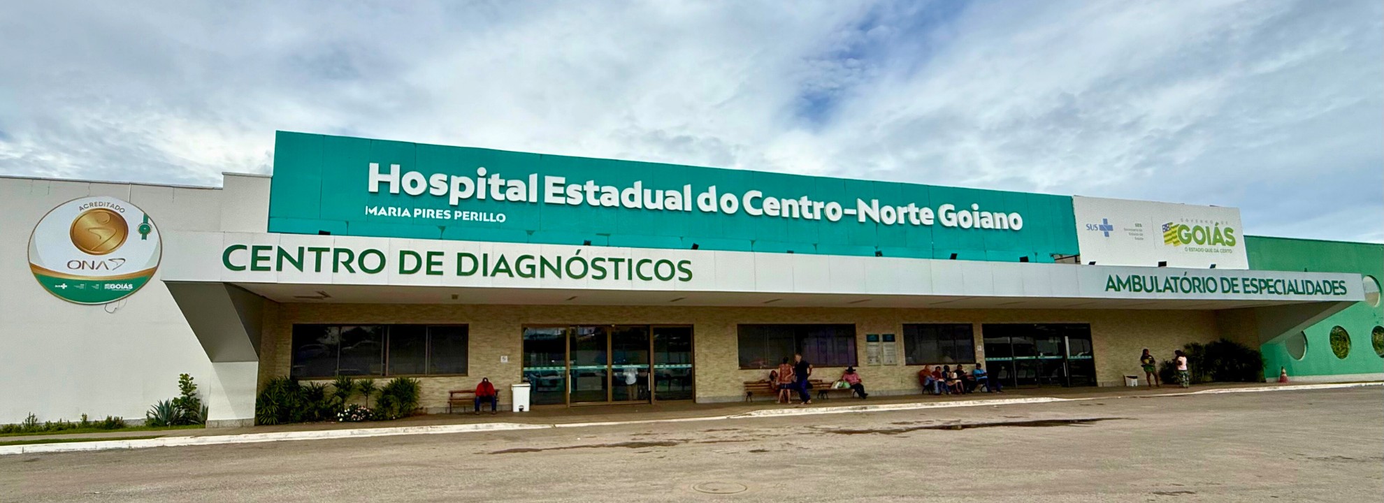 Fachada do Hospital Estadual do Centro-Norte Goiano (HCN) em Uruaçu, destacando a infraestrutura da unidade do governo de Goiás.