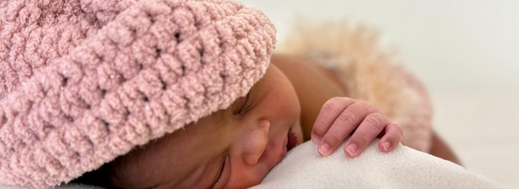 HEF (Hospital Estadual de Formosa) promoveU carinho e acolhimento às famílias em ensaio fotográfico de Páscoa com recém-nascidos