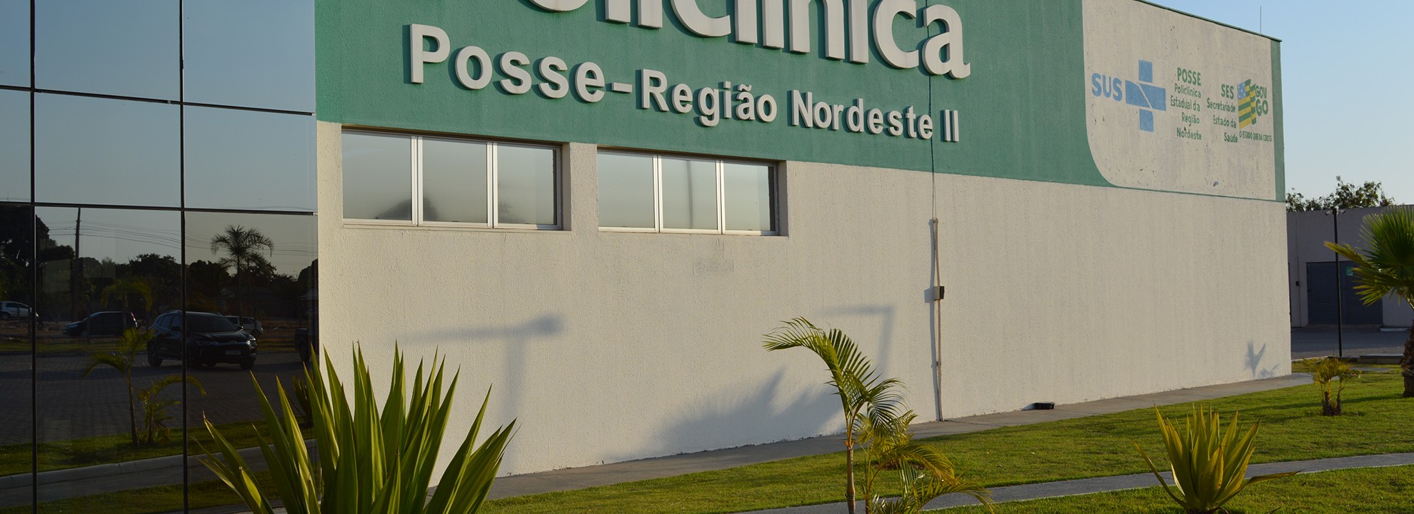 Policlínica Estadual da Região Nordeste II – Posse, destacando sua estrutura moderna e serviços de saúde. Unidade gerida pelo Instituto de Medicina, Estudos e Desenvolvimento - IMED