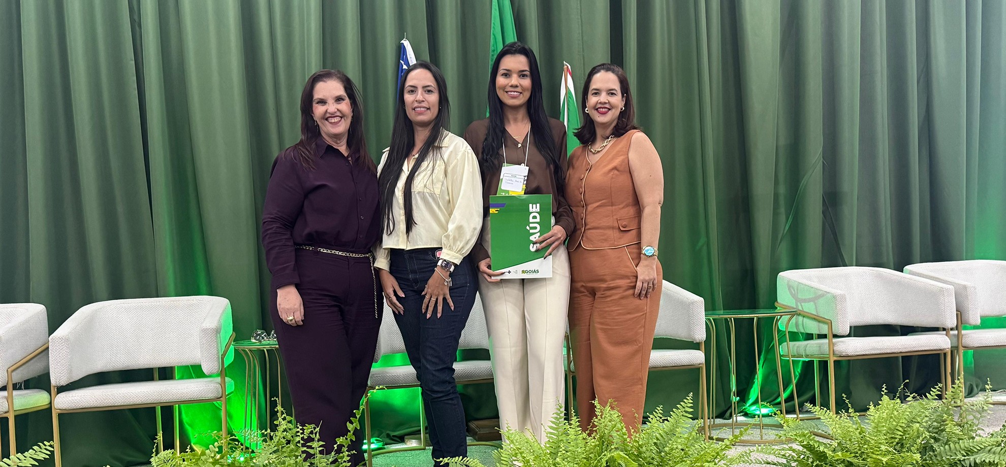 Policlínicas Estaduais de Formosa e Nordeste II – Posse e a Evento em Goiás discute acesso a medicamentos de alto custo no SUS, promovendo qualificação e integração das equipes de saúde.