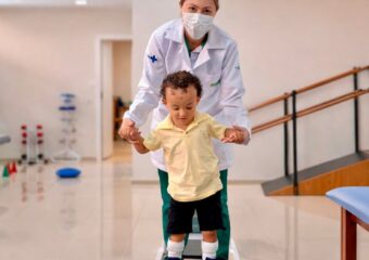 Reabilitação na Policlínica de Formosa promove qualidade de vida e desenvolvimento de paciente com mielomeningocele 