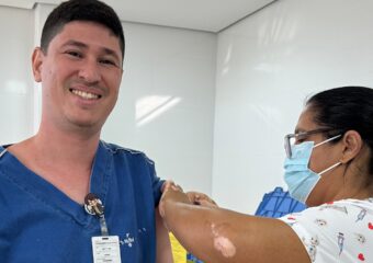Campanha de vacinação no Hetrin amplia proteção de profissionais da saúde