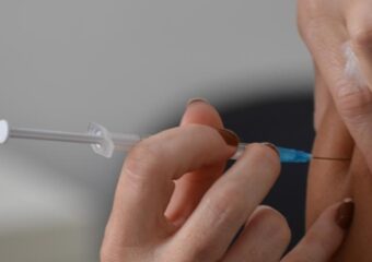 Mais de 400 profissionais imunizados no HEF e Policlínica reforçam proteção contra Influenza